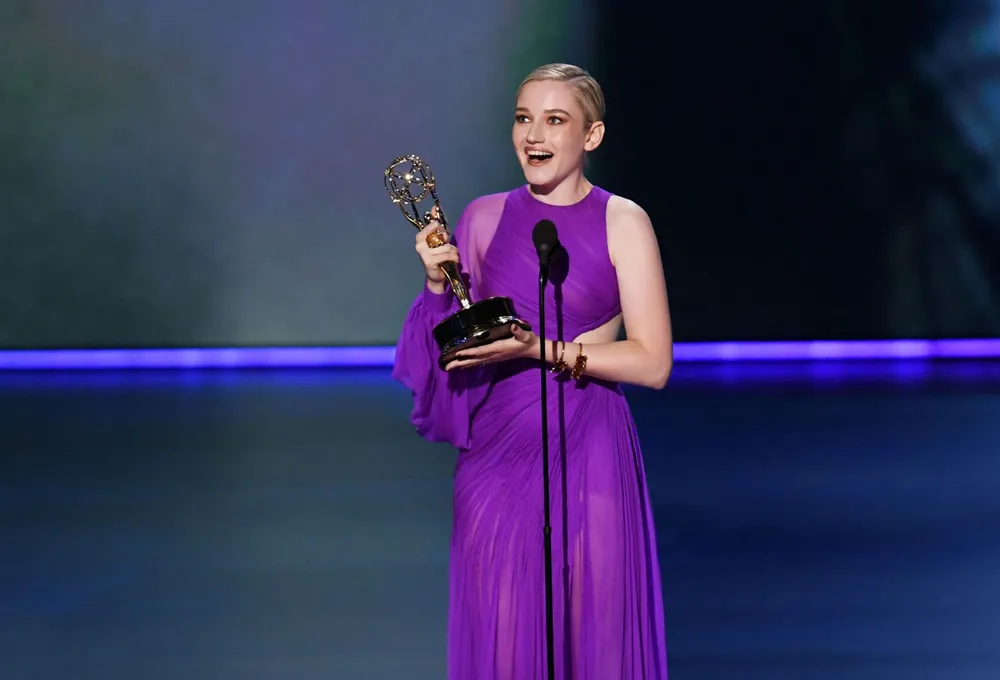 Julia Garner mặc đầm của nhà thiết kế Việt nhận giải thưởng Emmy 2019 ảnh 1