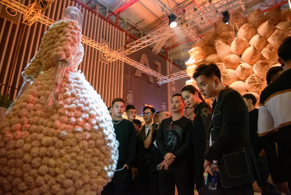 Ám ảnh với 10 không gian đương đại trong hành trình thời trang của NTK Công Trí ảnh 5