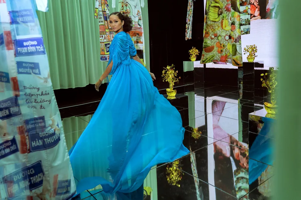 Ám ảnh với 10 không gian đương đại trong hành trình thời trang của NTK Công Trí ảnh 9