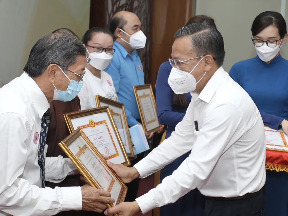 Báo SGGP đoạt 2 giải cuộc thi viết “Tình người nơi tuyến đầu phòng chống dịch Covid-19” ảnh 4