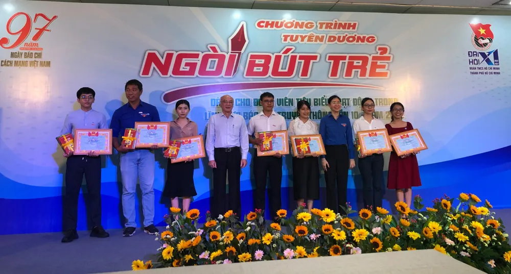 Thành đoàn TPHCM trao giải Ngòi bút trẻ năm 2022 cho 32 phóng viên, biên tập viên ảnh 3