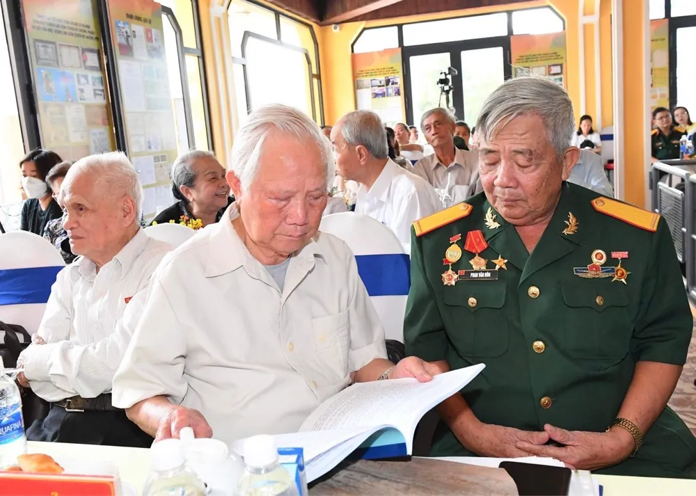 Các nhân chứng lịch sử trao đổi tại tọa đàm. Ảnh: VIỆT DŨNG