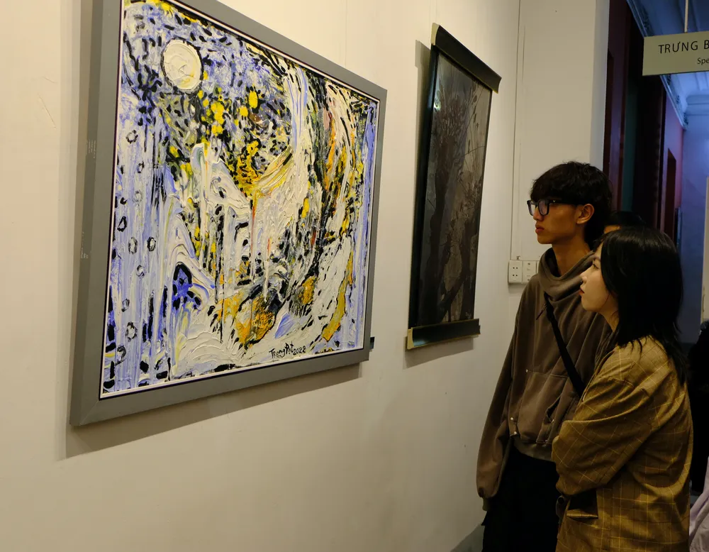 Khách tham quan triển lãm