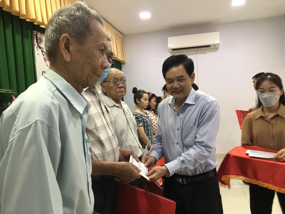 Phó Bí thư Thường trực Quận ủy quận Phú Nhuận Huỳnh Đăng Linh trao quà cho các Đảng viên cao tuổi