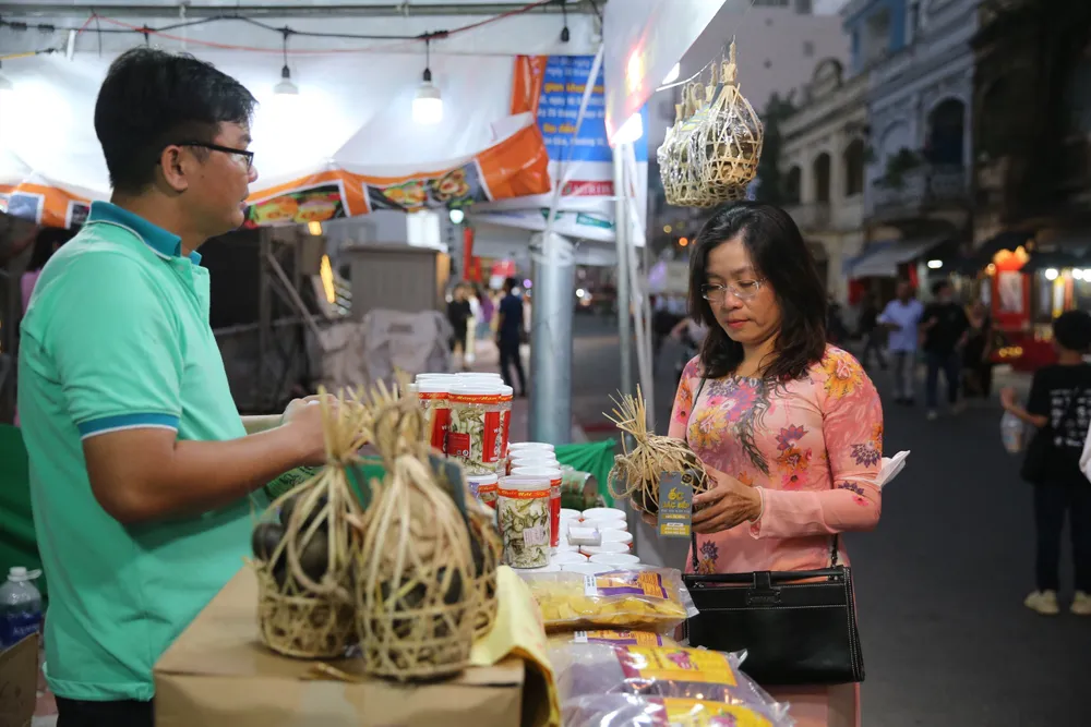 Gian hàng trái cây tại chợ hoa. Ảnh: DŨNG PHƯƠNG Gian hàng trái cây tại chợ hoa. Ảnh: DŨNG PHƯƠNG