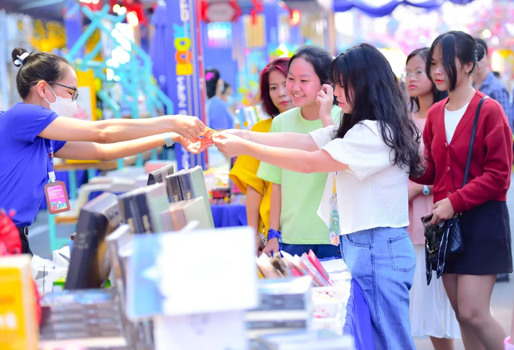 Người dân tham quan, mua sắm tại Lễ hội Đường sách Tết. Ảnh: DŨNG PHƯƠNG Người dân tham quan, mua sắm tại Lễ hội Đường sách Tết. Ảnh: DŨNG PHƯƠNG
