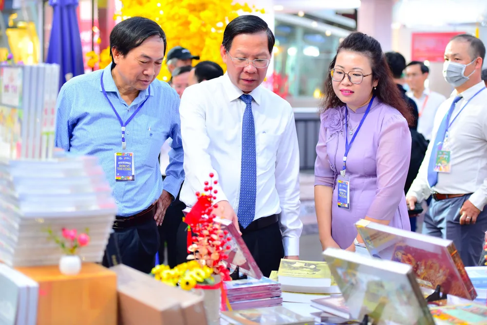 Đại biểu tham quan các gian hàng tại Lễ hội Đường sách. Ảnh: DŨNG PHƯƠNG Đại biểu tham quan các gian hàng tại Lễ hội Đường sách. Ảnh: DŨNG PHƯƠNG