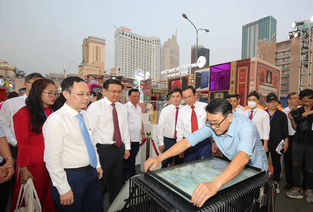 Đại biểu tham quan, trải nghiệm làm tranh thuỷ ấn tại Lễ hội Đường sách Tết. Ảnh: DŨNG PHƯƠNG Đại biểu tham quan, trải nghiệm làm tranh thuỷ ấn tại Lễ hội Đường sách Tết. Ảnh: DŨNG PHƯƠNG