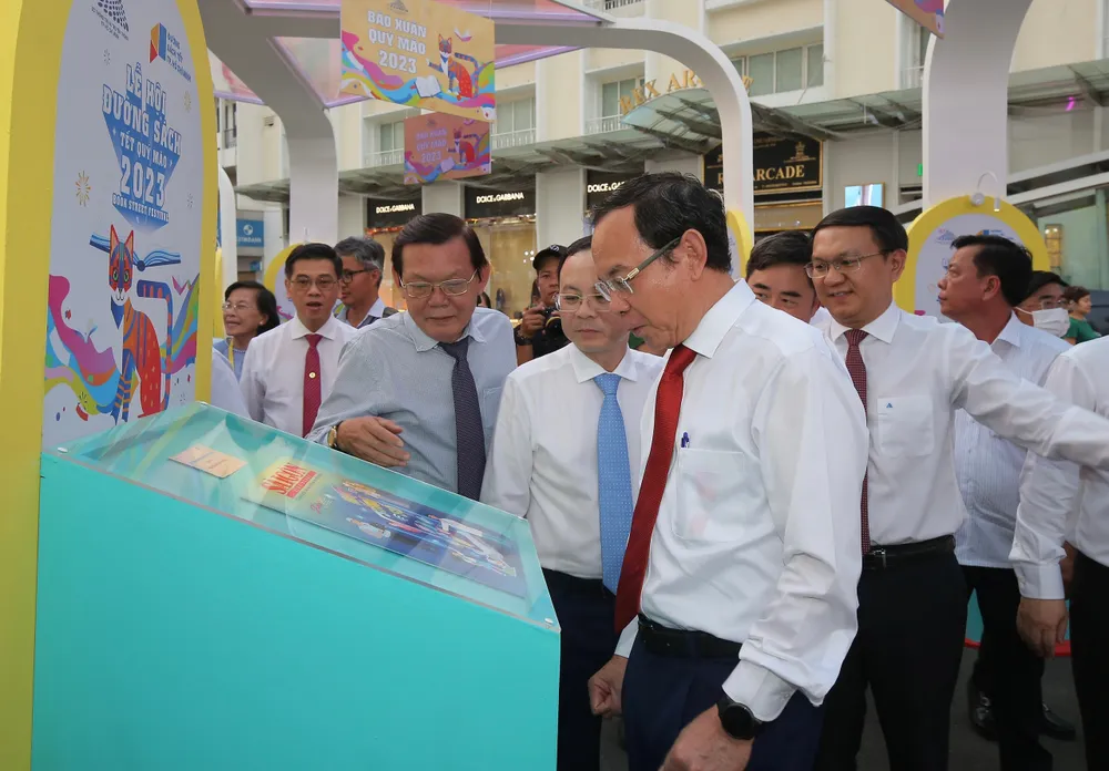 Đại biểu tham quan triển lãm báo xuân. Ảnh: DŨNG PHƯƠNG Đại biểu tham quan triển lãm báo xuân. Ảnh: DŨNG PHƯƠNG