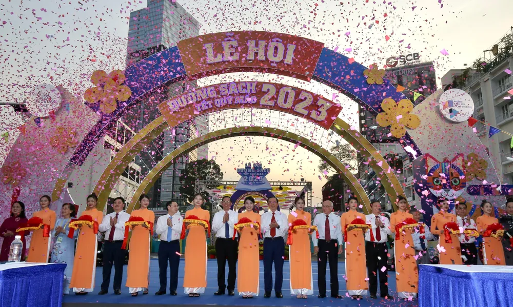 Cắt băng khai mạc Lễ hội Đường sách Tết Quý Mão 2023. Ảnh: DŨNG PHƯƠNG Cắt băng khai mạc Lễ hội Đường sách Tết Quý Mão 2023. Ảnh: DŨNG PHƯƠNG