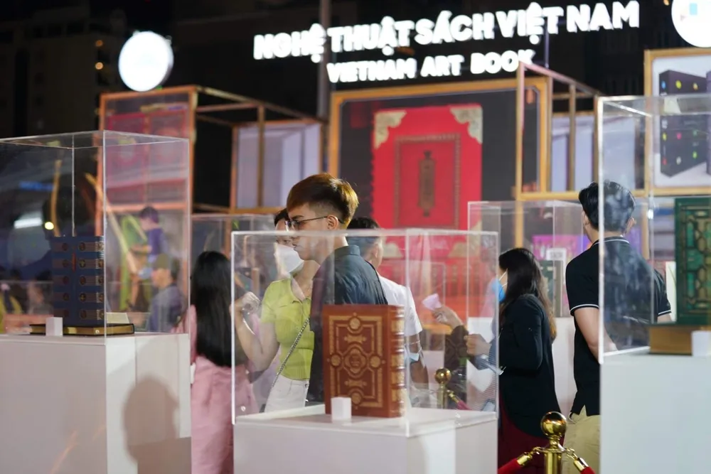 Triển lãm "Nghệ thuật sách Việt Nam" tại đường sách Tết Quý Mão. Ảnh: DŨNG PHƯƠNG Triển lãm "Nghệ thuật sách Việt Nam" tại đường sách Tết Quý Mão. Ảnh: DŨNG PHƯƠNG