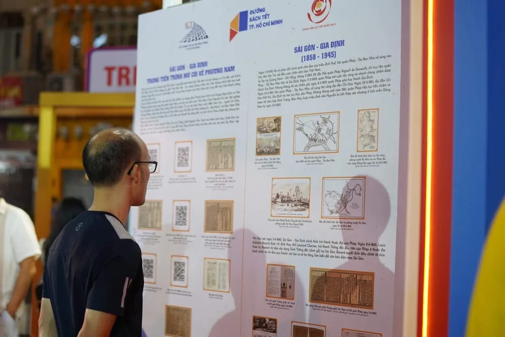 Khách tham quan triển lãm ở đường sách Tết Quý Mão. Ảnh: DŨNG PHƯƠNG Khách tham quan triển lãm ở đường sách Tết Quý Mão. Ảnh: DŨNG PHƯƠNG