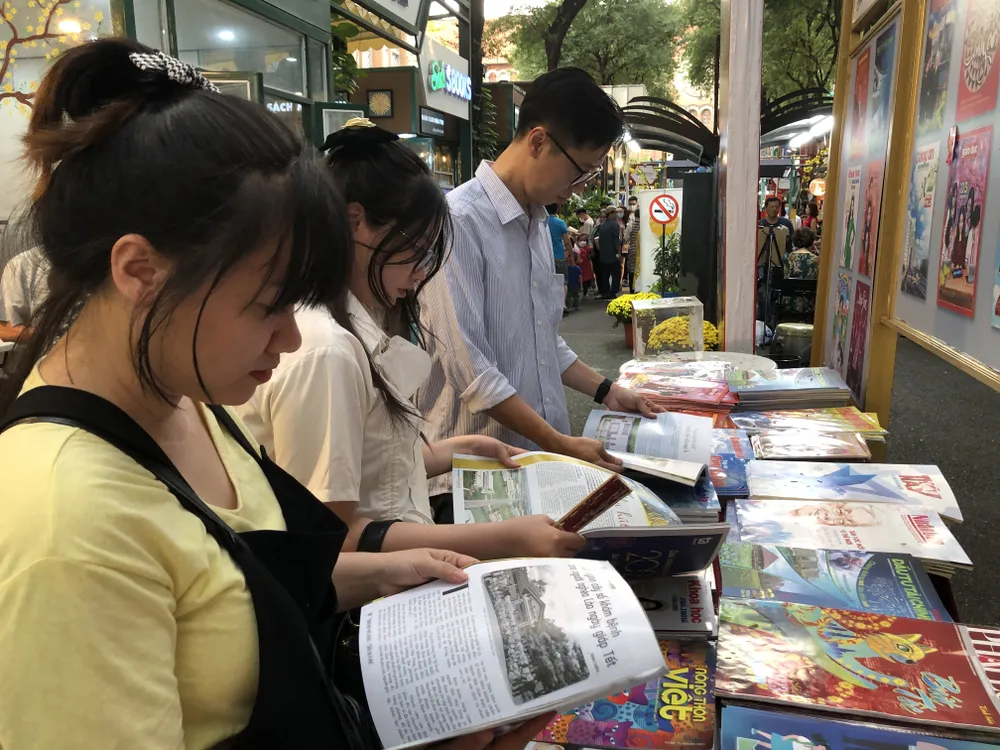 Bạn trẻ tìm đọc báo xuân trong không gian đường sách TPHCM Bạn trẻ tìm đọc báo xuân trong không gian đường sách TPHCM