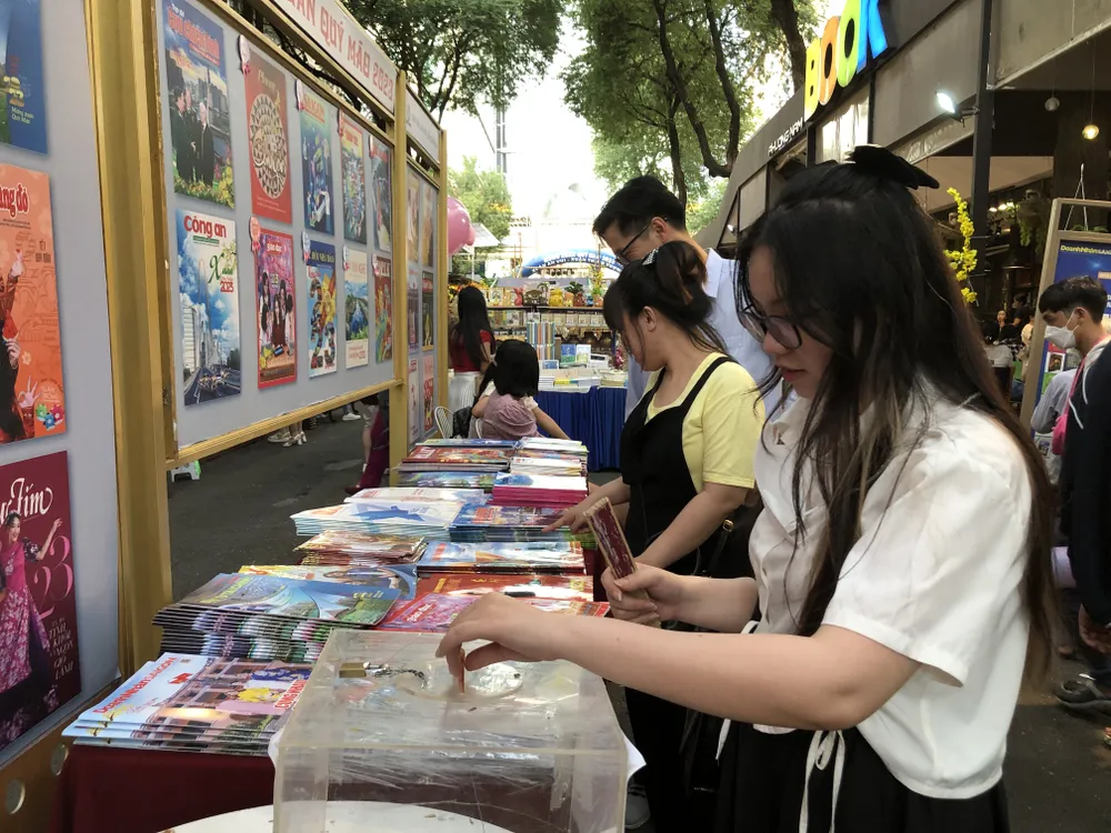 Bạn đọc ủng hộ gây quỹ giúp đỡ các hoàn cảnh khó khăn từ sạp báo xuân Bạn đọc ủng hộ gây quỹ giúp đỡ các hoàn cảnh khó khăn từ sạp báo xuân