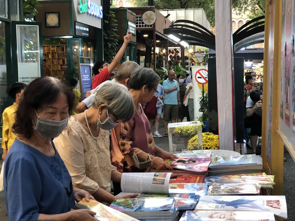 Người lớn tuổi tìm về báo xuân để hoài niệm như những ngày tết xưa Người lớn tuổi tìm về báo xuân để hoài niệm như những ngày tết xưa