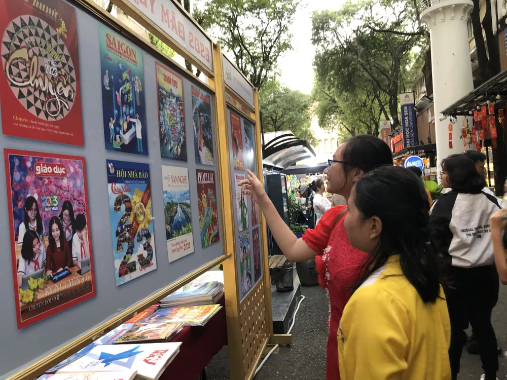 Bên cạnh sạp báo xuân, triển lãm bìa báo xuân cũng thu hút bạn trẻ ghé thăm Bên cạnh sạp báo xuân, triển lãm bìa báo xuân cũng thu hút bạn trẻ ghé thăm