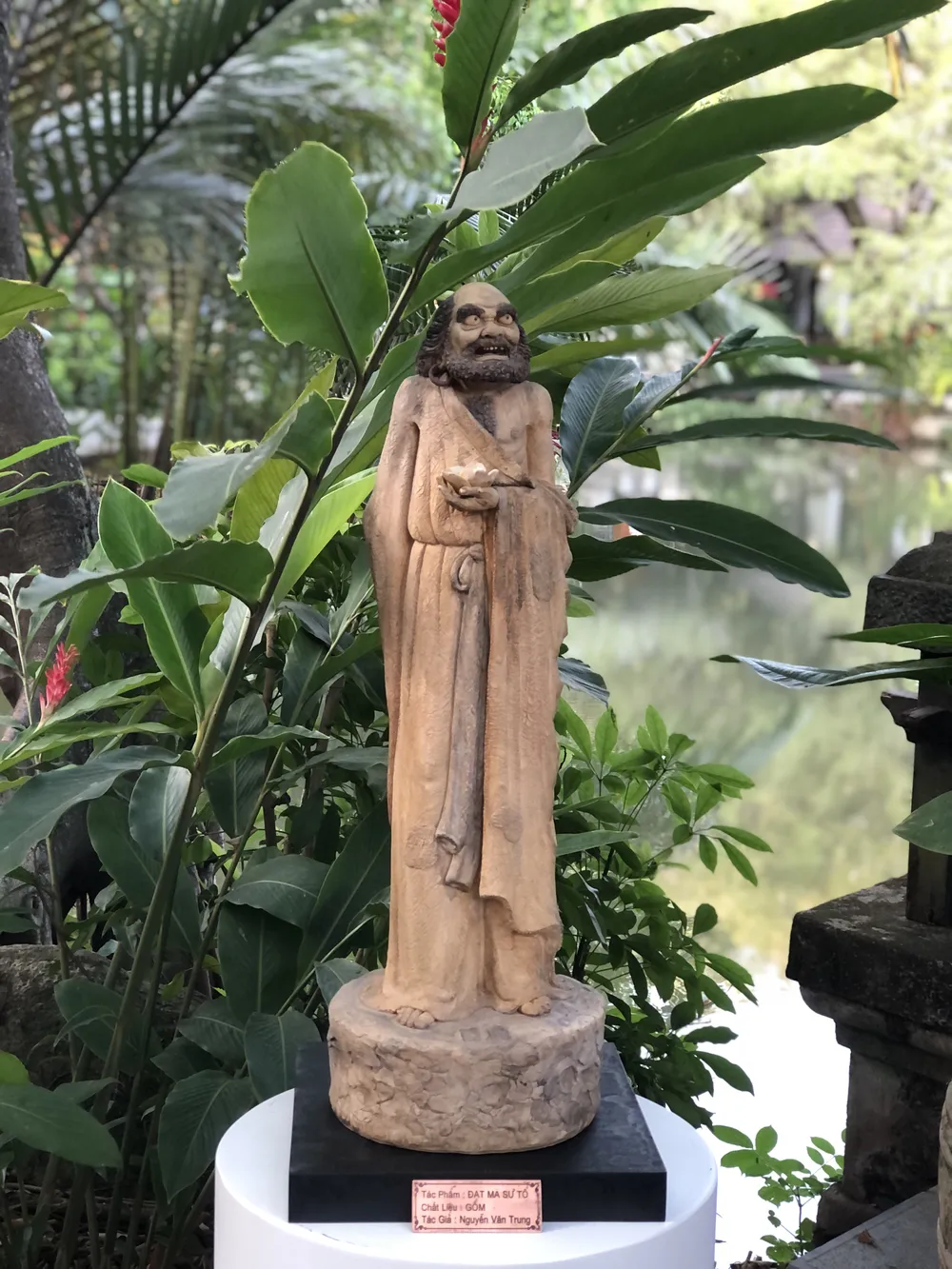 Tác phẩm tượng gốm trong không gian nhà vườn