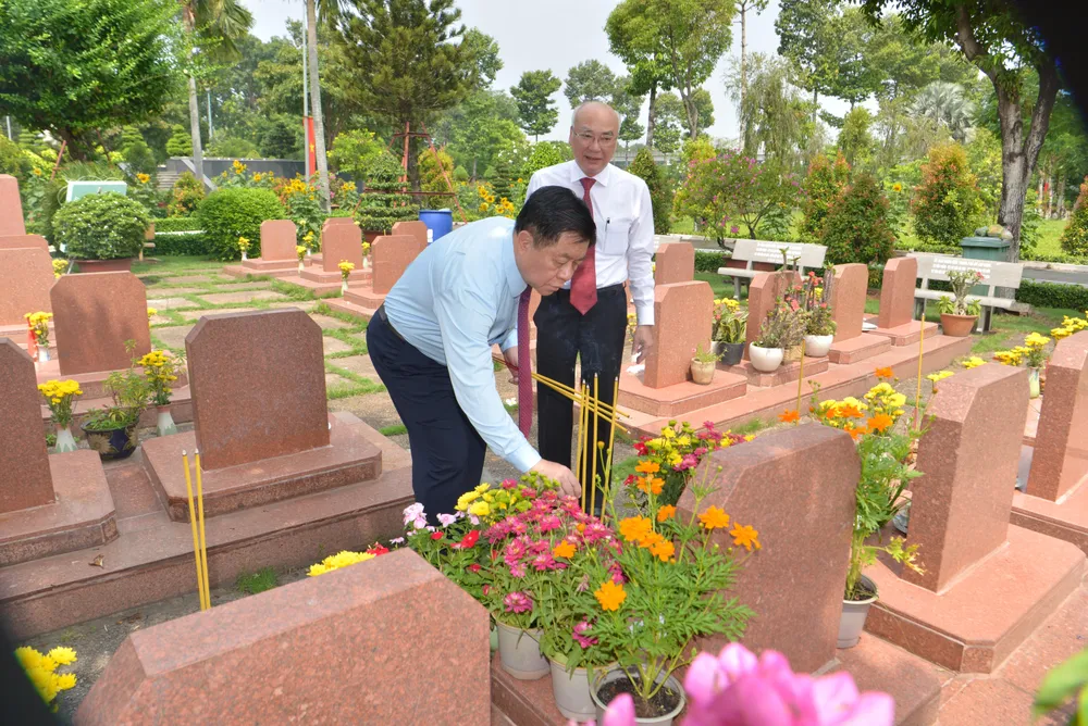 Đồng chí Nguyễn Trọng Nghĩa và đồng chí Phan Nguyễn Như Khuê dâng hương tại Nghĩa trang Liệt sĩ TPHCM. Ảnh: CAO THĂNG Đồng chí Nguyễn Trọng Nghĩa và đồng chí Phan Nguyễn Như Khuê dâng hương tại Nghĩa trang Liệt sĩ TPHCM. Ảnh: CAO THĂNG