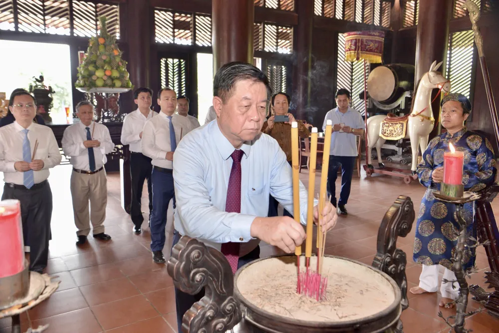 Trưởng Ban Tuyên giáo Trung ương Nguyễn Trọng Nghĩa dâng hương tại Đền Nguyễn Hữu Cảnh (Công viên Lịch sử Văn hóa Dân tộc). Ảnh: CAO THĂNG Trưởng Ban Tuyên giáo Trung ương Nguyễn Trọng Nghĩa dâng hương tại Đền Nguyễn Hữu Cảnh (Công viên Lịch sử Văn hóa Dân tộc). Ảnh: CAO THĂNG