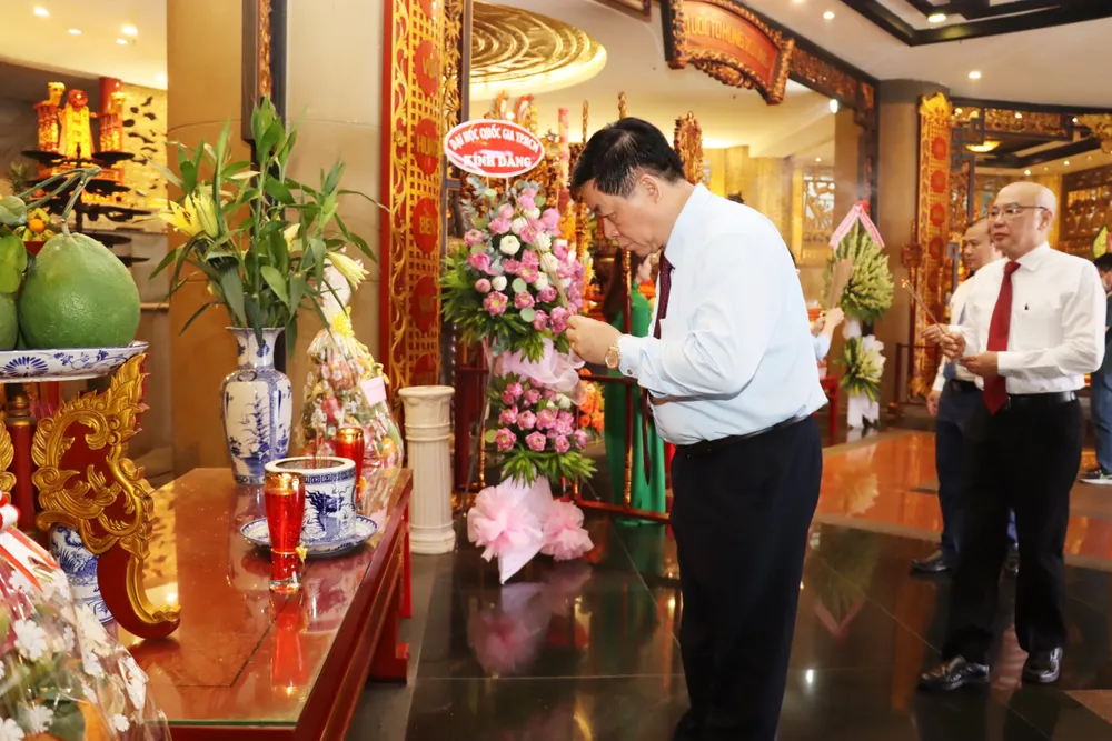 Đoàn đại biểu dâng hương tại đền Hùng. Ảnh: THIÊN BÌNH Đoàn đại biểu dâng hương tại đền Hùng. Ảnh: THIÊN BÌNH