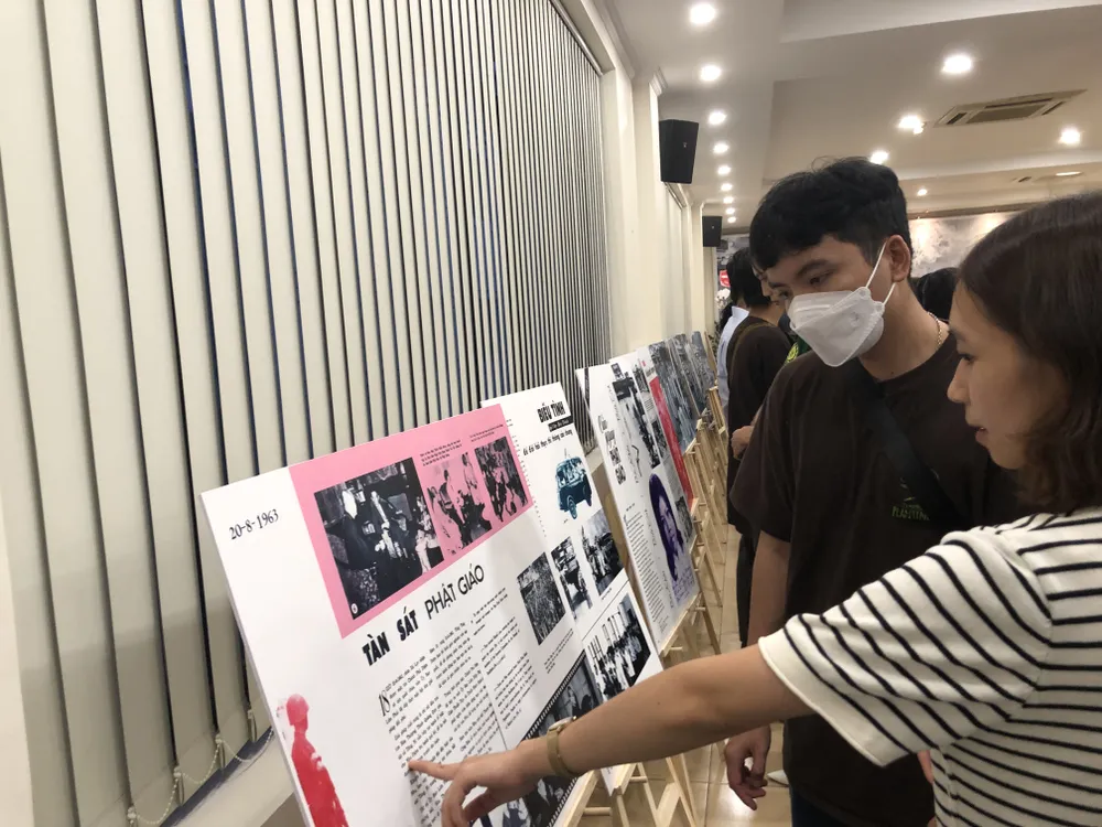 Khách tham quan triển lãm Khách tham quan triển lãm