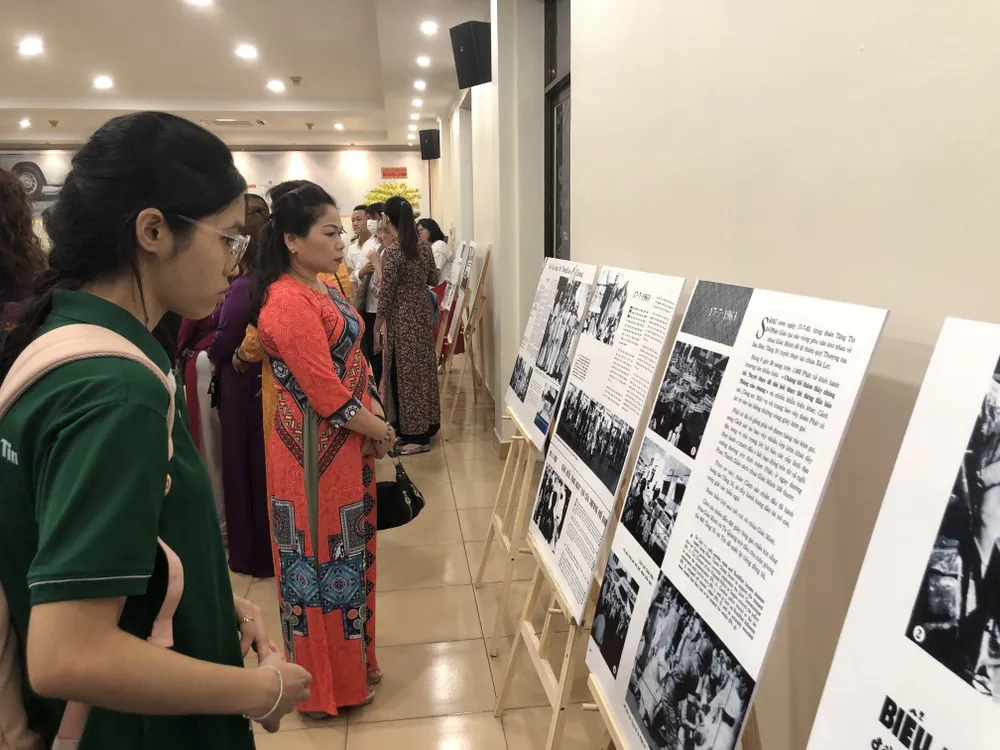 Khách tham quan triển lãm Khách tham quan triển lãm