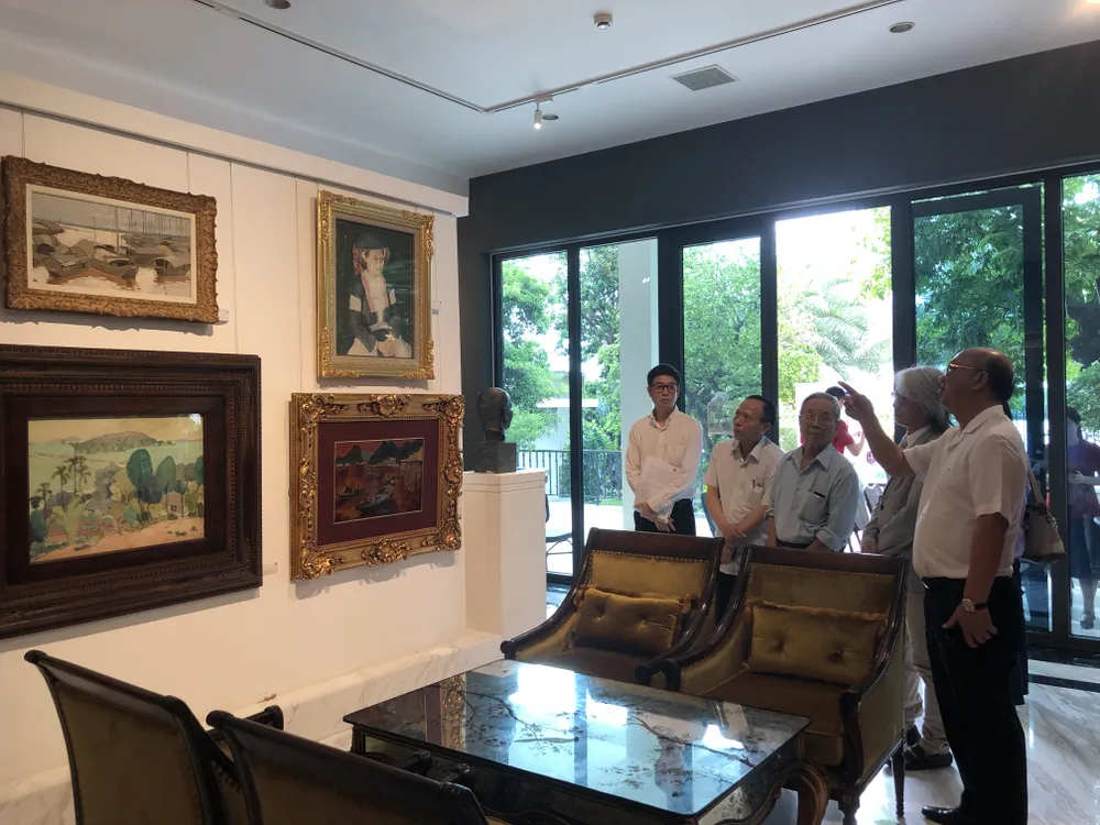 Khách tham quan bảo tàng Khách tham quan bảo tàng