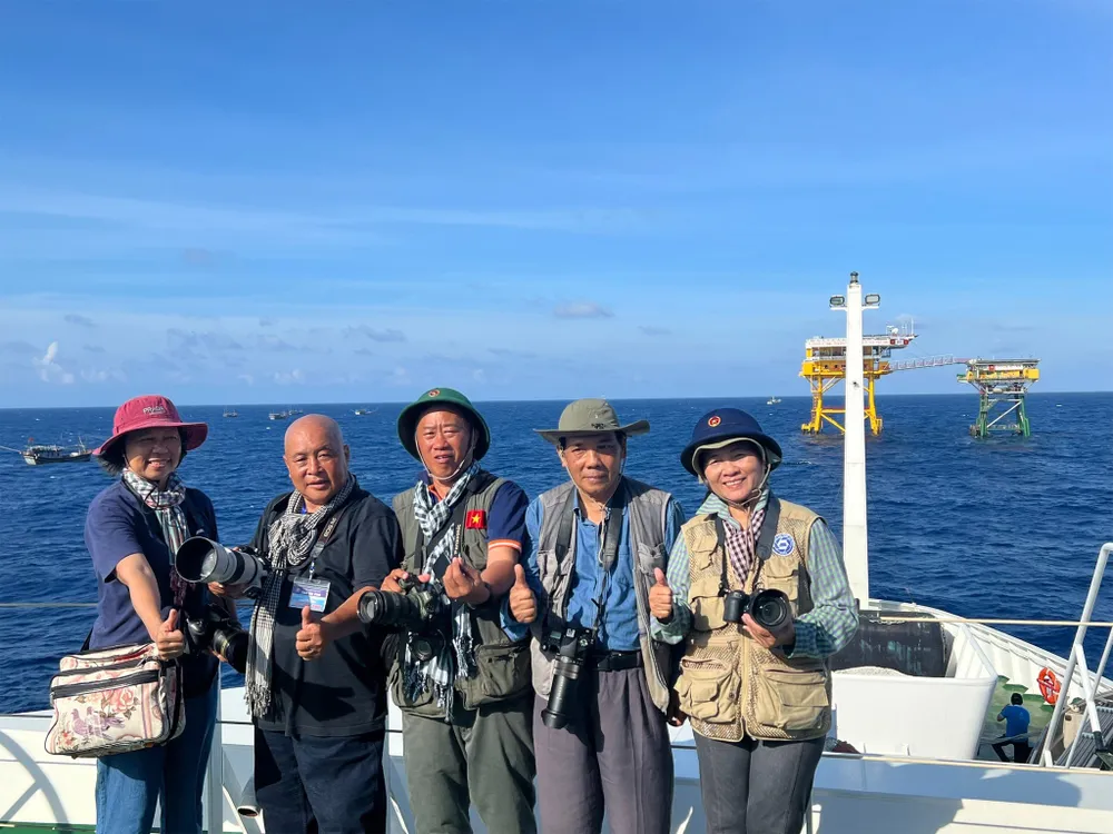 Các nghệ sĩ nhiếp ảnh tác nghiệp trong chuyến công tác Các nghệ sĩ nhiếp ảnh tác nghiệp trong chuyến công tác