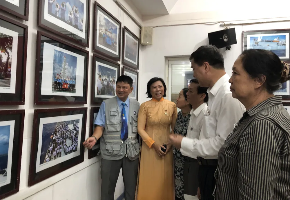 Khách tham quan triển lãm Khách tham quan triển lãm