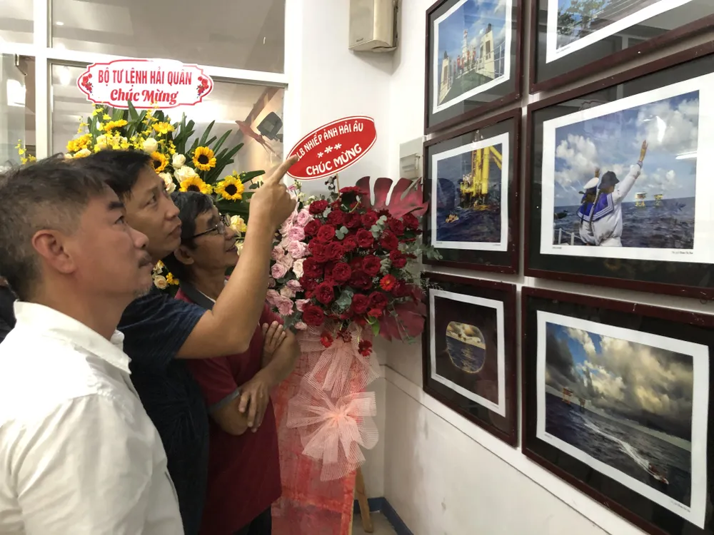 Khách tham quan triển lãm Khách tham quan triển lãm