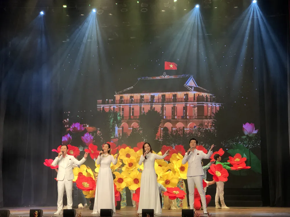 Tiết mục văn nghệ mở màn lễ công bố Tiết mục văn nghệ mở màn lễ công bố