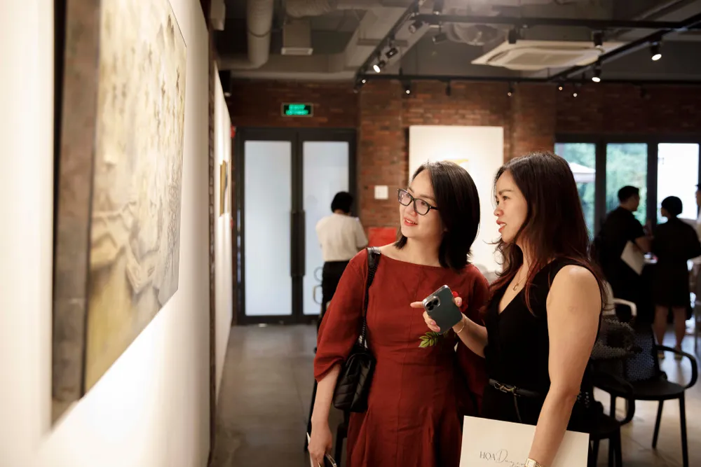 Khán giả tham quan một vài tác phẩm trước ngày chính thức khai mạc