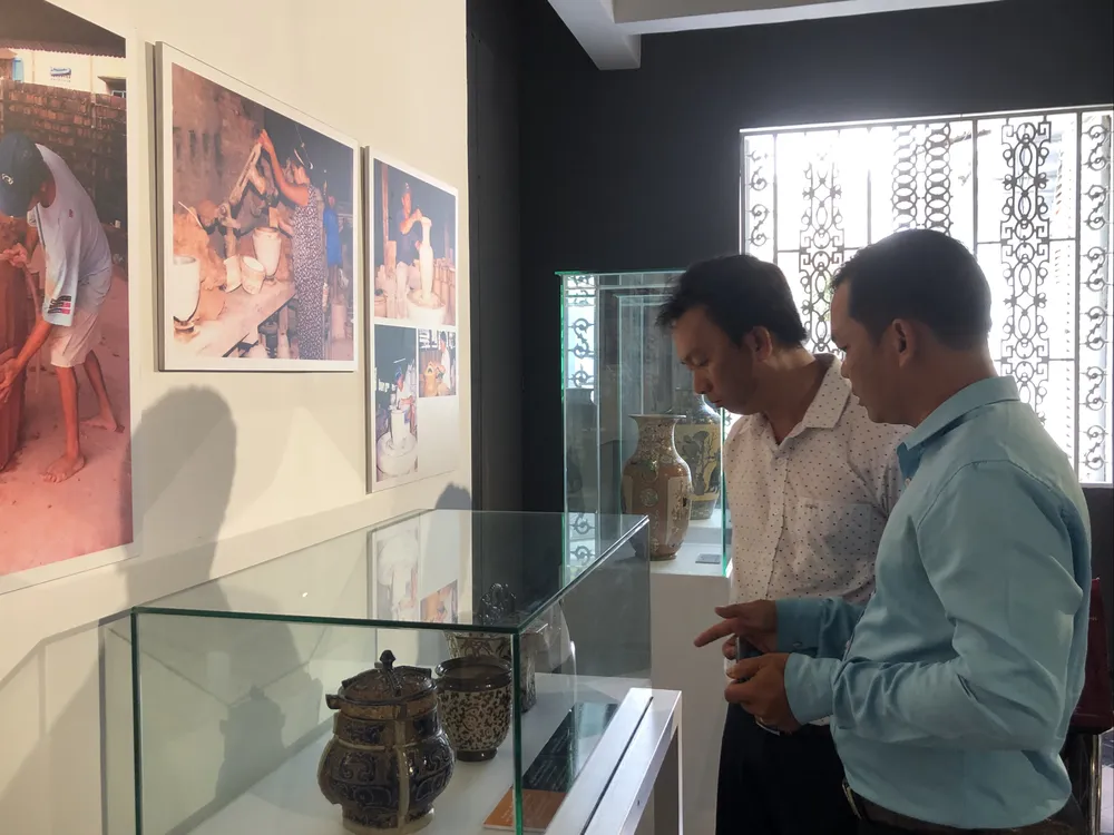 Khách tham quan trưng bày chuyên đề về gốm tại Bảo tàng TPHCM Khách tham quan trưng bày chuyên đề về gốm tại Bảo tàng TPHCM