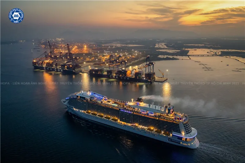 Tác phẩm "Việt Nam - Điểm đến của những siêu du thuyền" của tác giả Đỗ Tuấn Hùng đoạt Huy chương vàng Tác phẩm "Việt Nam - Điểm đến của những siêu du thuyền" của tác giả Đỗ Tuấn Hùng đoạt Huy chương vàng