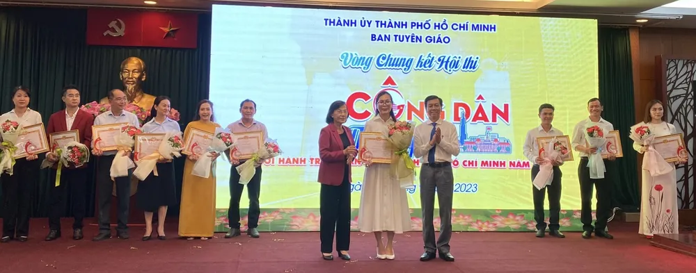 Ban tổ chức trao giải cho các đội dự thi