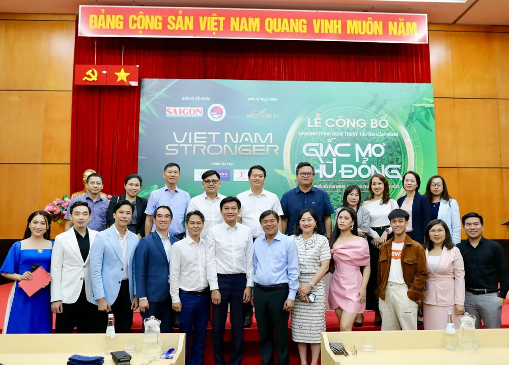 Ban Tổ chức &quot;Viet Nam Stronger&quot; và các khách mời chụp hình lưu niệm tại lễ công bố. Ảnh: DŨNG PHƯƠNG