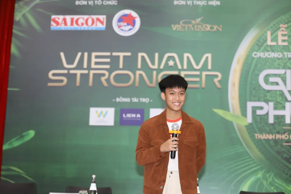 Ca - nhạc sĩ Võ Việt Phương giao lưu tại lễ công bố chương trình. Ảnh: DŨNG PHƯƠNG