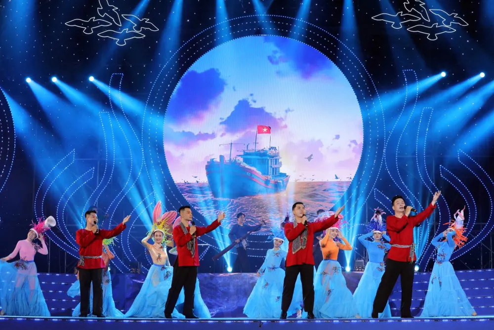 Ca cảnh về ngư dân và nghề đi biển. Ảnh: DŨNG PHƯƠNG Ca cảnh về ngư dân và nghề đi biển. Ảnh: DŨNG PHƯƠNG