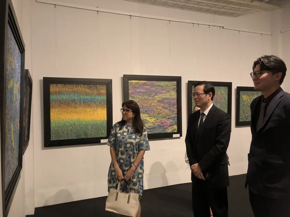 Khách tham quan triển lãm