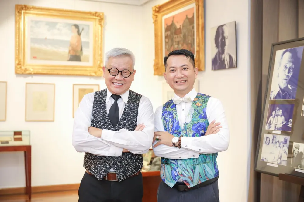 Nhà nghiên cứu mỹ thuật Ngô Kim Khôi (đeo kính) giữ vai trò giám tuyển triển lãm cùng hoạ sĩ Ngô Trần Vũ, người sáng lập Quỹ "Gieo nhà gặt nhà" Nhà nghiên cứu mỹ thuật Ngô Kim Khôi (đeo kính) giữ vai trò giám tuyển triển lãm cùng hoạ sĩ Ngô Trần Vũ, người sáng lập Quỹ "Gieo nhà gặt nhà"