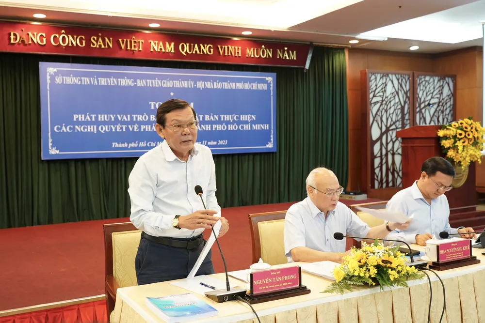 Đồng chí Nguyễn Tấn Phong, Chủ tịch Hội Nhà báo TPHCM cùng ban chủ tọa điều hành tọa đàm. ẢNH: HOÀNG HÙNG