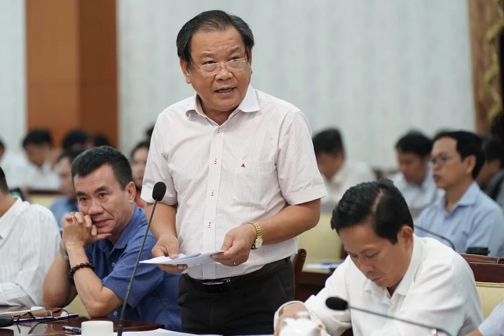 Nhà báo Mai Ngọc Phước, Tổng Biên tập Báo Pháp Luật TPHCM trình bày tham luận tại tọa đàm. Ảnh: HOÀNG HÙNG