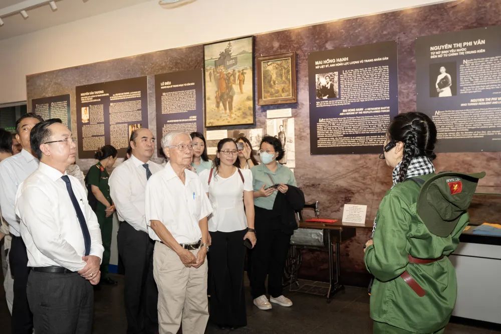 Khách tham quan trưng bày chuyên đề. ẢNH: QUỐC THANH