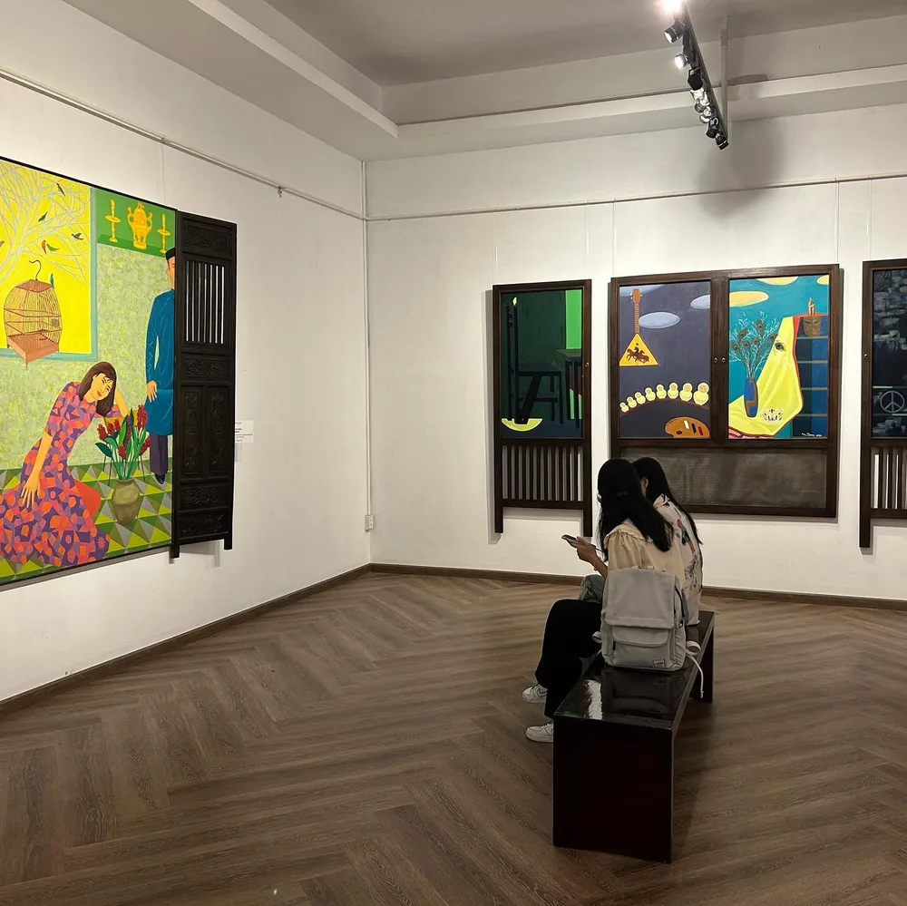 Khách tham quan triển lãm Khách tham quan triển lãm