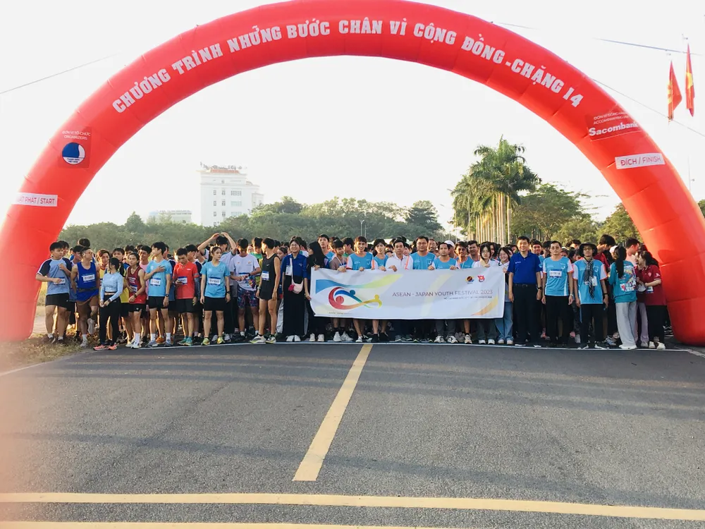 Các bạn chụp ảnh trước vạch xuất phát của giải chạy "Những bước chân vì cộng đồng". chup-toan-the-truoc-khi-bat-dau-chay-bo-6922.jpg