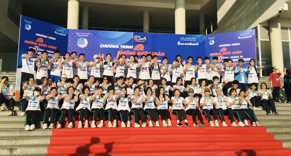Bạn trẻ check- in trước giờ chạy. doan-sinh-vien-den-tu-truong-ueh-8749.jpg
