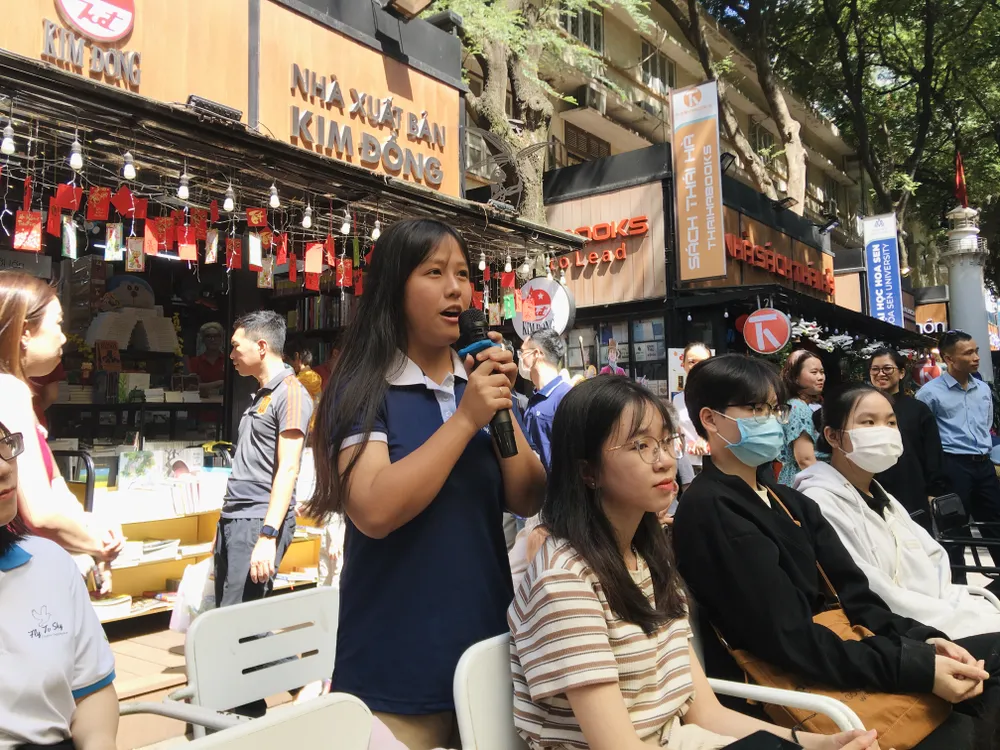 Bạn trẻ quan tâm, trao đổi cùng diễn giả tại chương trình. ẢNH: THANH TRÚC doc-gia-chia-se-cam-nhan-6355.jpg