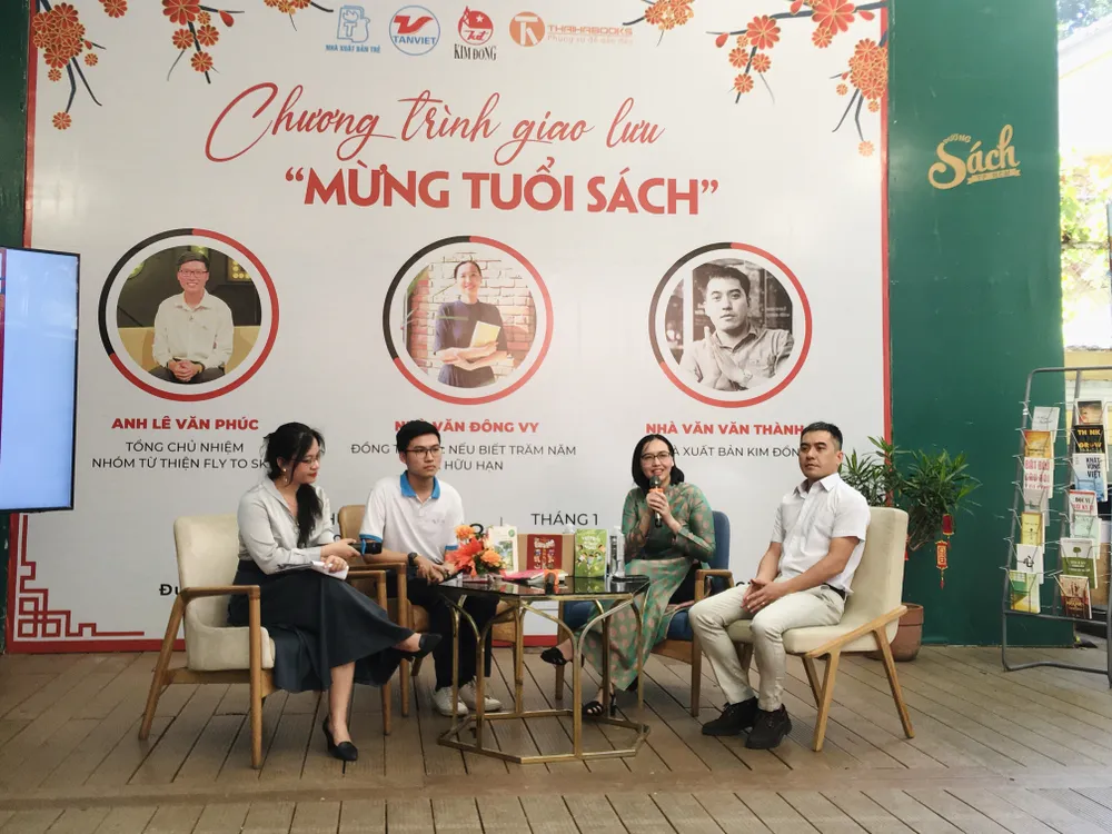Nhà văn Đông Vy (áo dài xanh) chia sẻ tại chương trình. ẢNH: THIÊN TRÚC nha-van-dong-vy-chia-se-4560.jpg