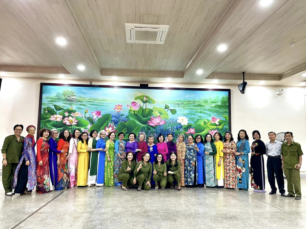 Các cô chú cựu TNXP tham gia buổi giao lưu 432371953_722356466753788_7319127830556584870_n.jpg