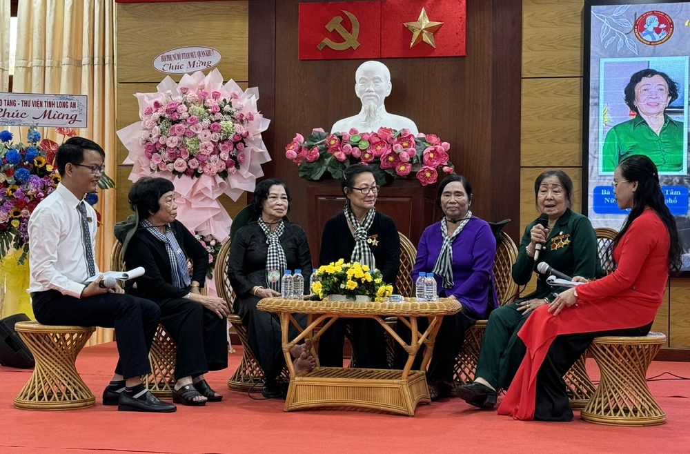 Giao lưu với các cựu nữ Thanh niên xung phong “Những bông hoa trên tuyến lửa 1C”. IMG_7951.jpg